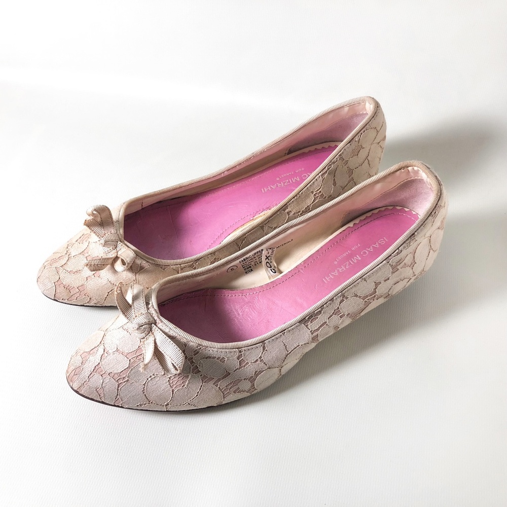 Issac Mizrahi Off-White Lace Kitten Heels.